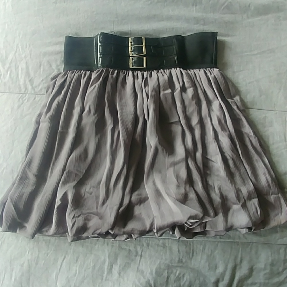 Sensational SZ S Short Flowy Skirt w/ belt detail
